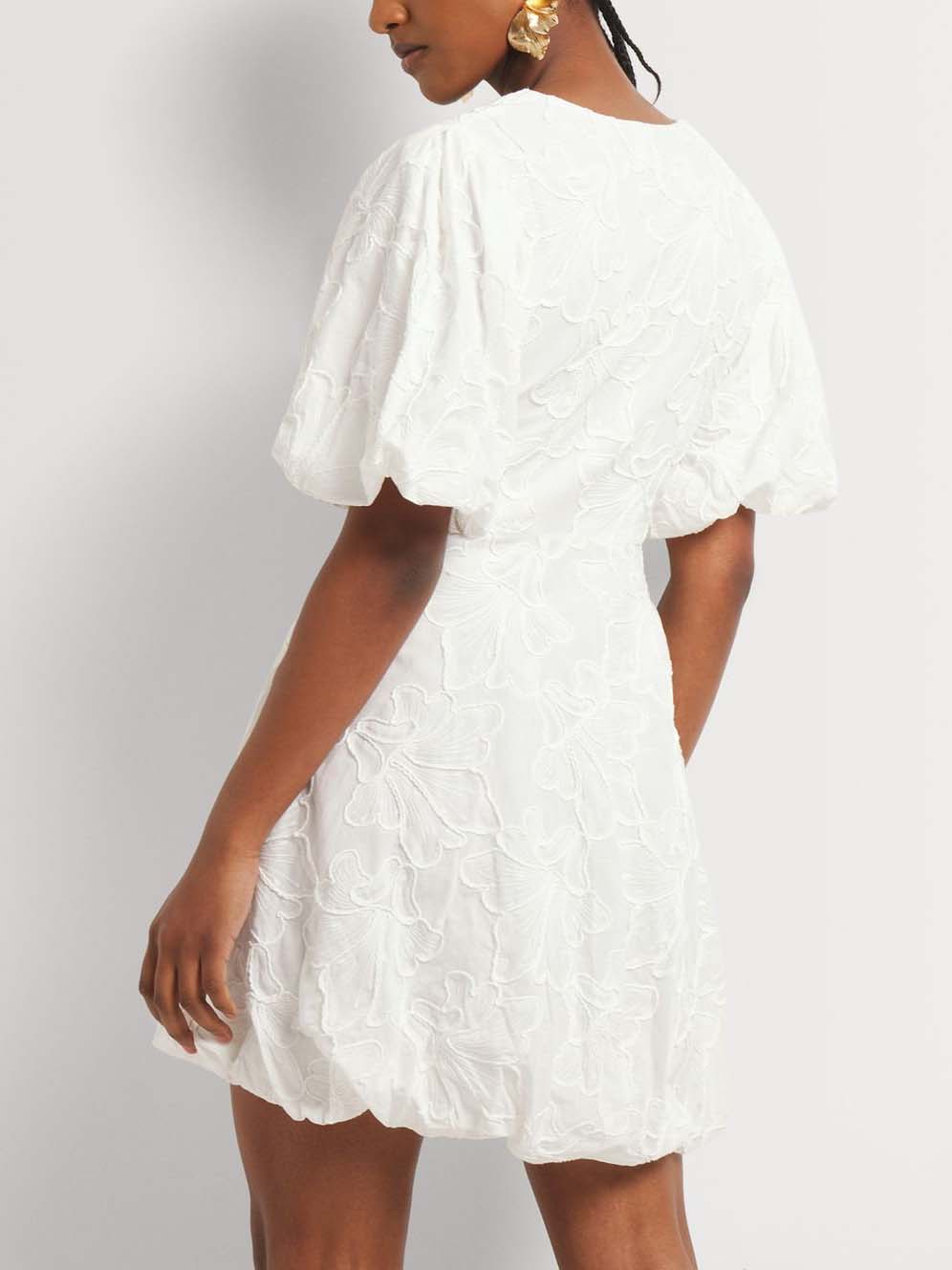 Mini-robe élégante à col en V, broderies et manches bouffantes