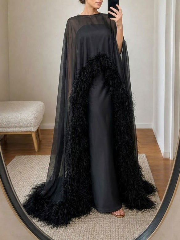 Elegante abito maxi in raso nero con scialle in chiffon trasparente