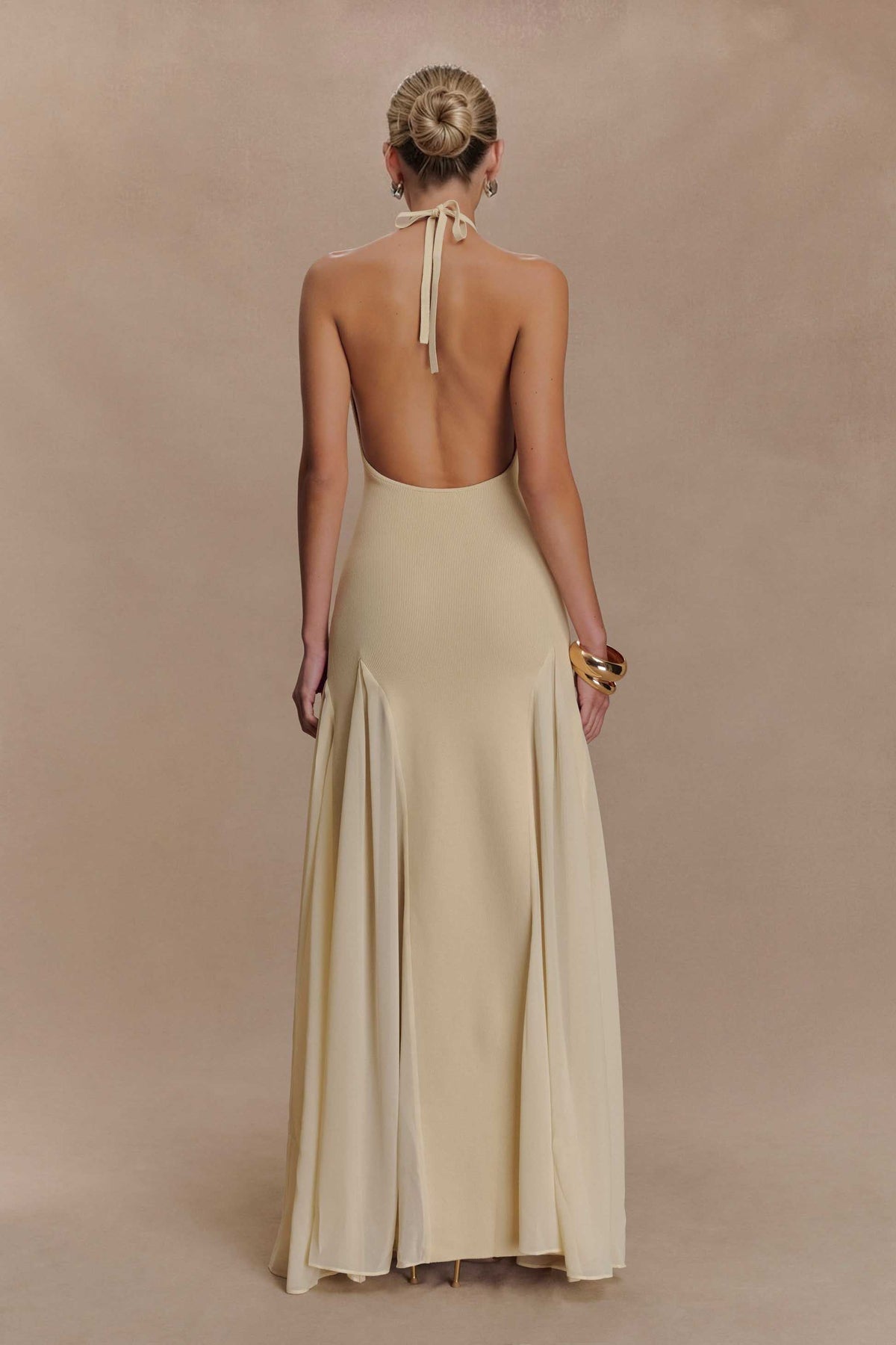 Vestido largo que combina punto y tul, con cuello halter