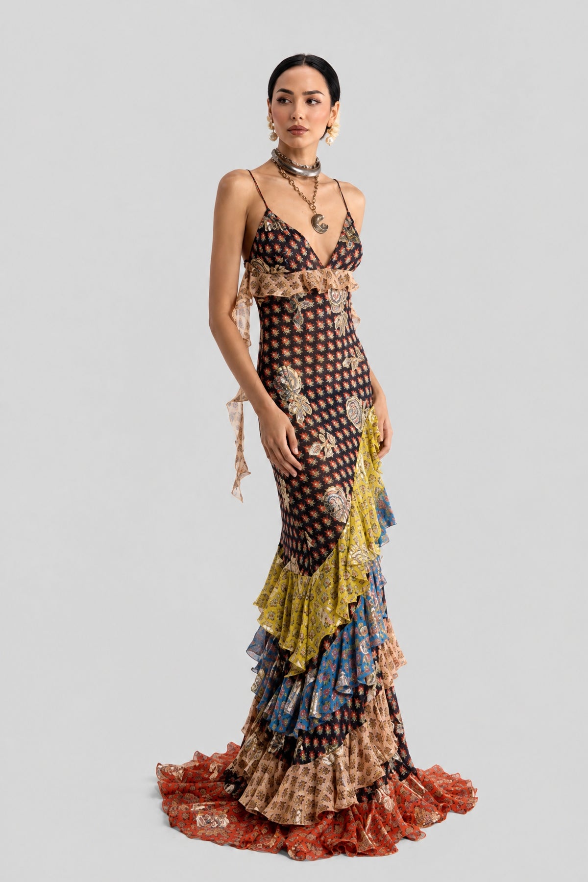 Vestido vintage de corte sereia com estampado contrastante, decote em V, alças finas e bainha irregular em folha de lótus