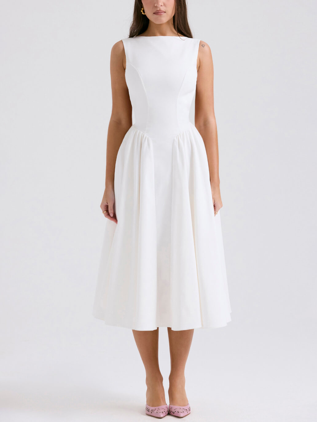 Vestido midi elegante e sofisticado, de cor lisa, decote redondo, costas descobertas e sem mangas