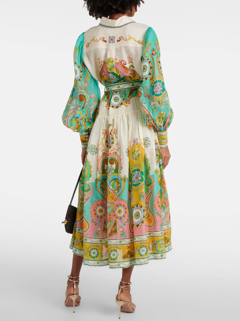Vestido midi exclusivo e requintado, com estampado moderno, mangas abalonadas e laço
