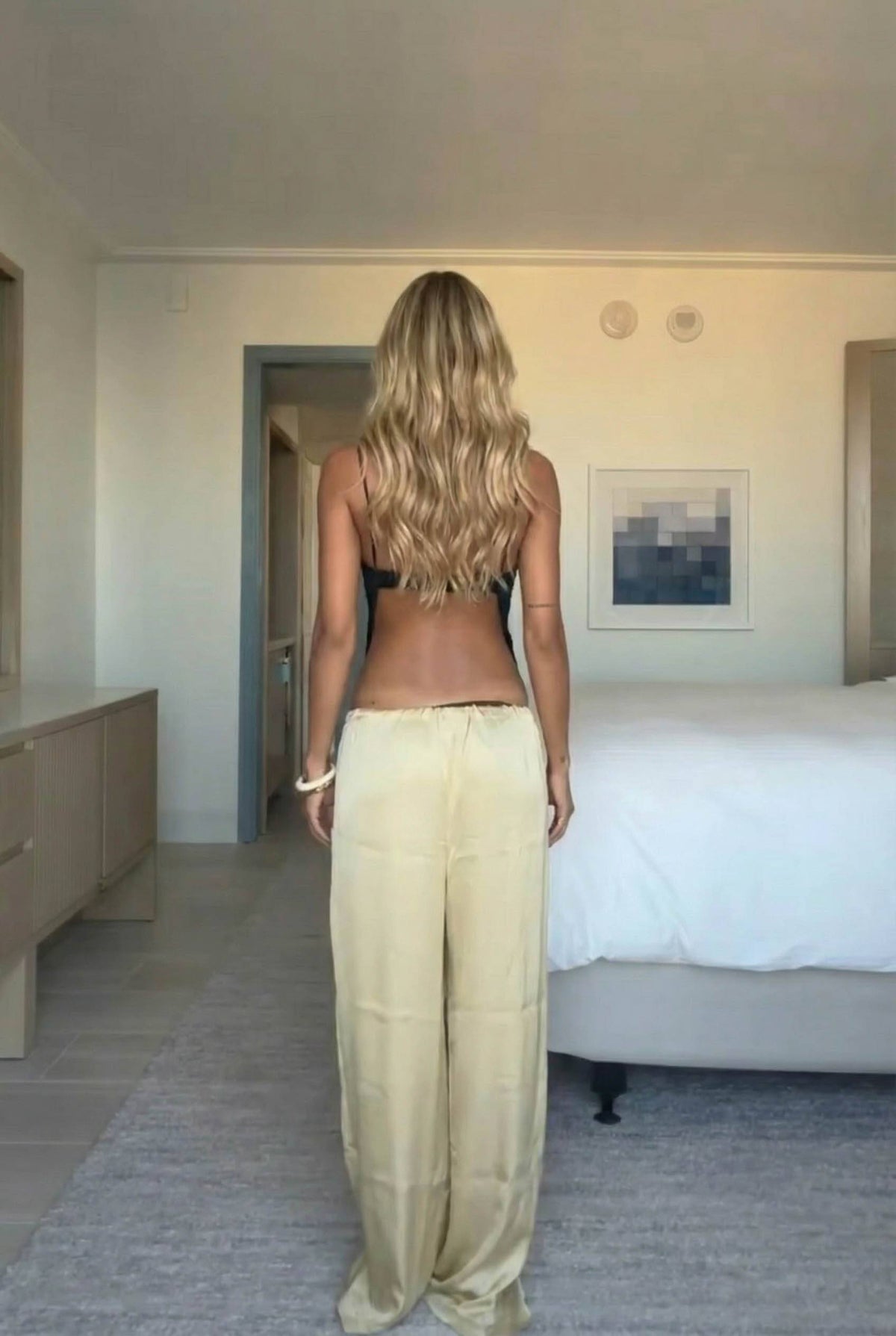 Completo con top con schiena scoperta e motivo a farfalla e pantaloni a gamba larga