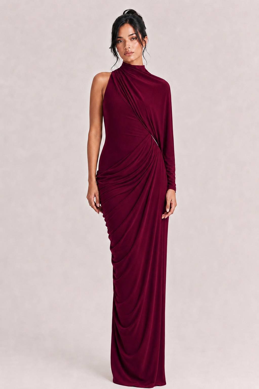 Elegantes asymmetrisches Maxikleid mit einem Ärmel und Drapierung