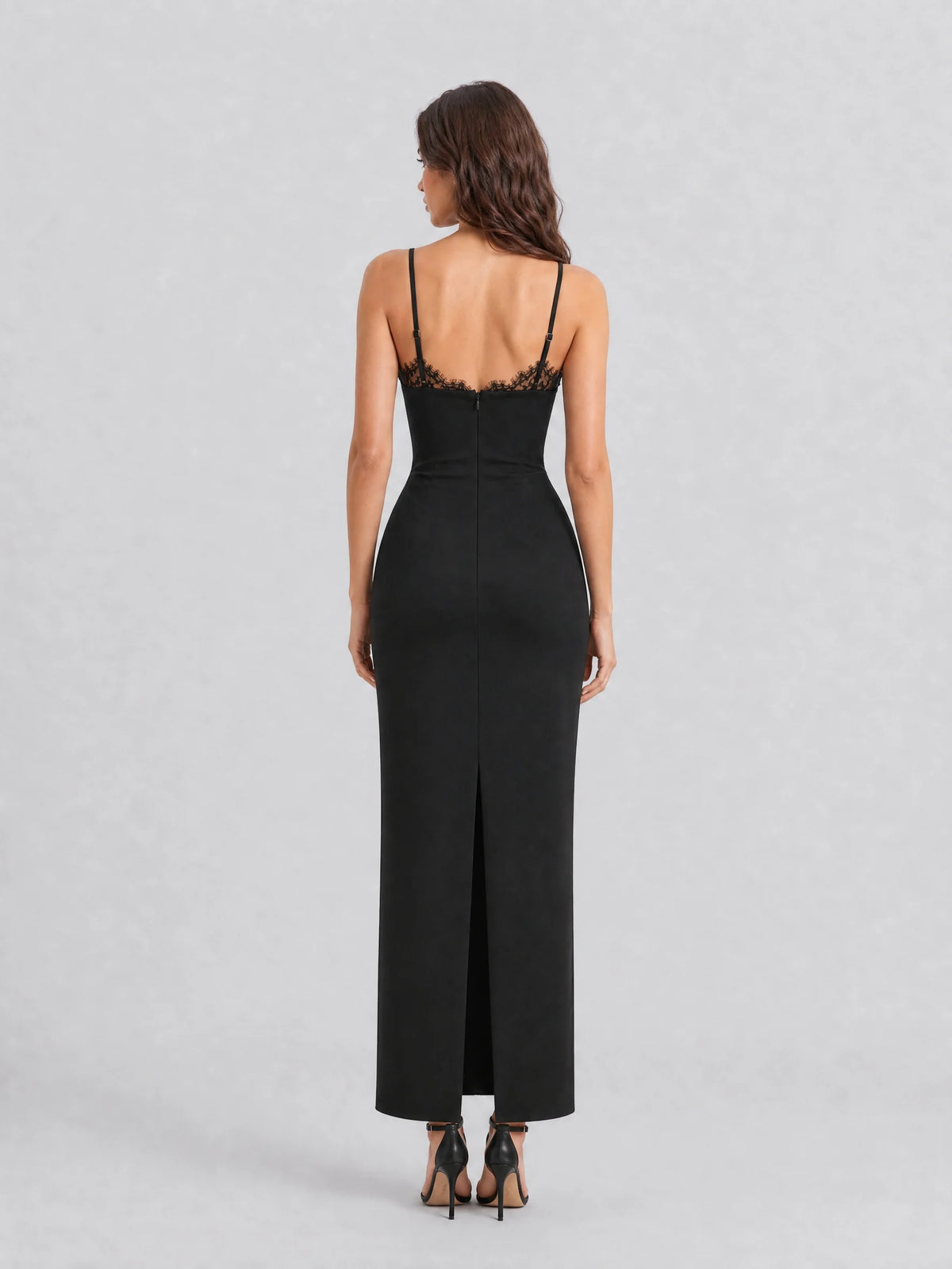 Schwarzes Spitzen-Maxikleid mit Spitzensaum und Schlitz