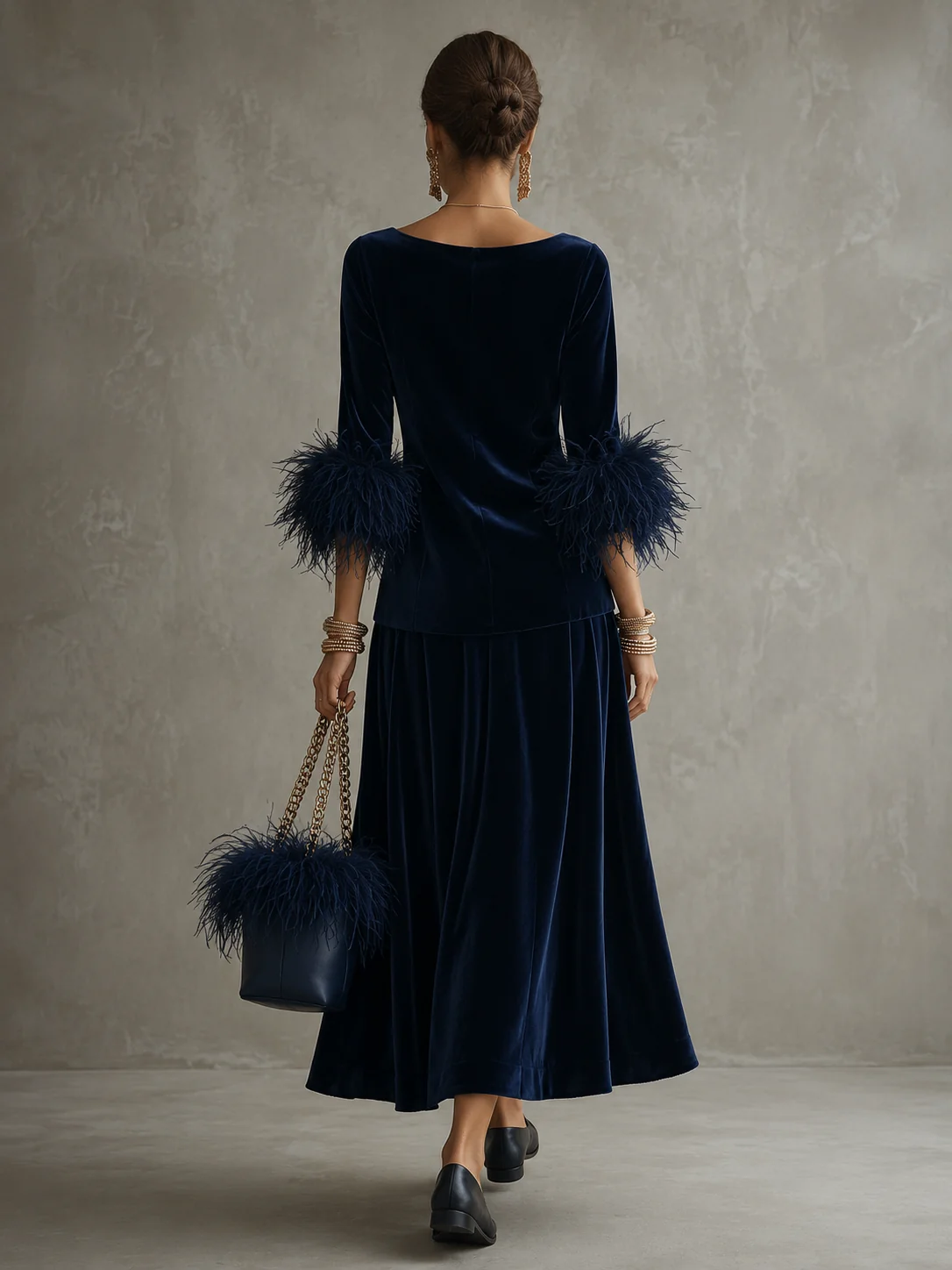 Abito lungo blu navy dal taglio morbido in velluto di lusso vintage, con bordo di piume