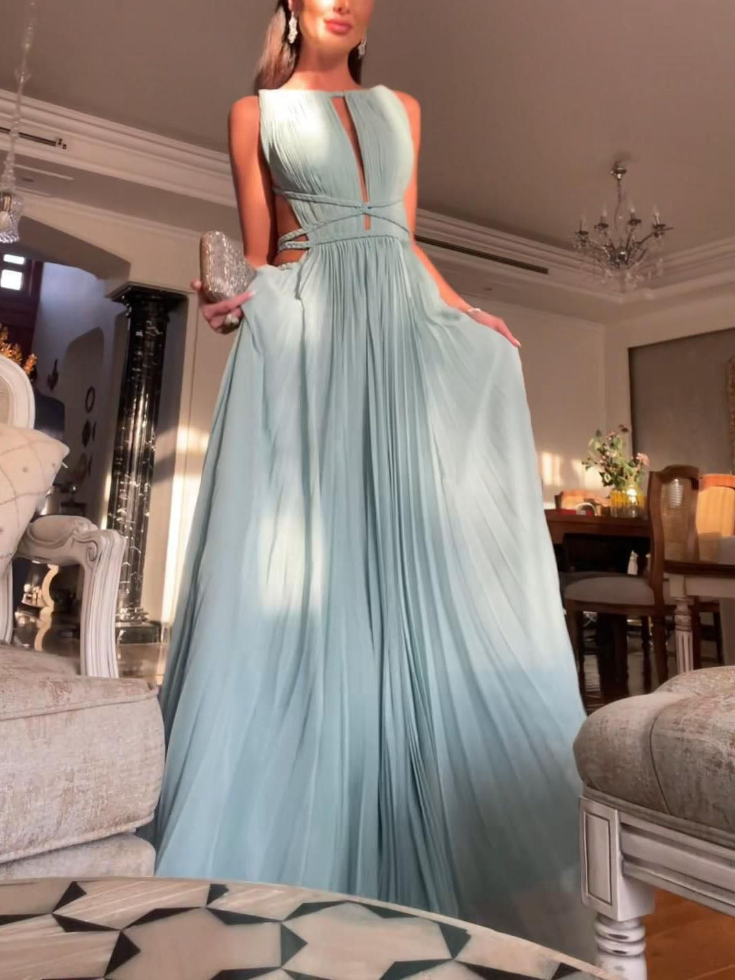 Vestido largo elegante sin mangas, plisado y con espalda calada