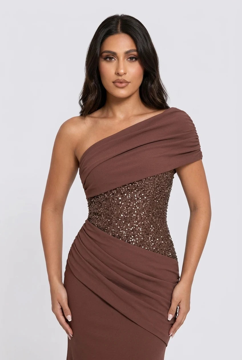 Vestido maxi de noite castanho, com um ombro descoberto, corpete de lantejoulas, drapeado e corte sereia