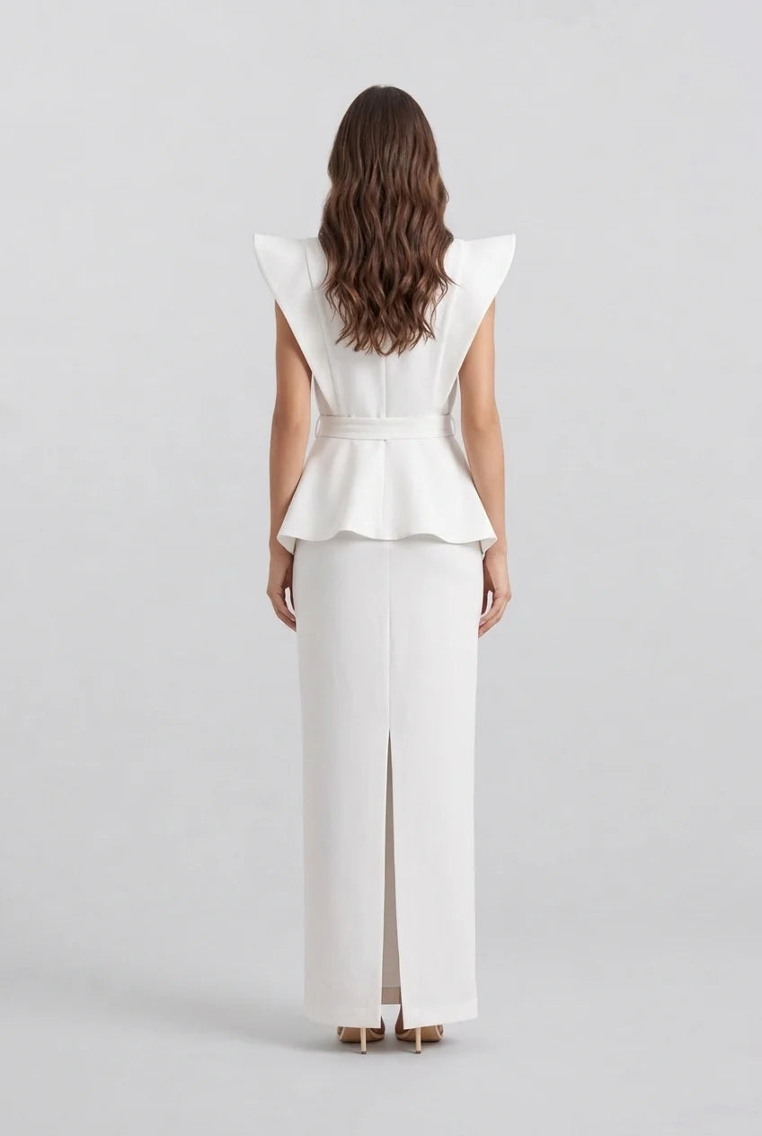 Robe longue à décolleté en V, épaules sculpturales et basque, avec fente et ceinture imposante