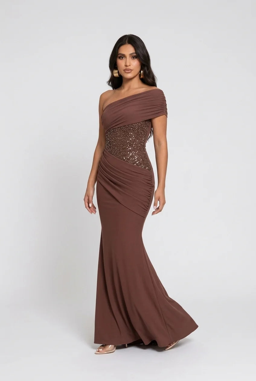 Vestido maxi de noite castanho, com um ombro descoberto, corpete de lantejoulas, drapeado e corte sereia