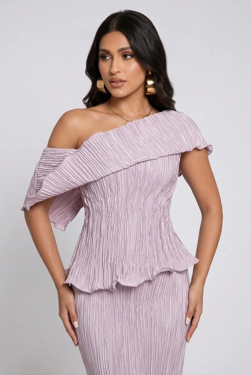 Plissiertes Maxikleid in Säulenform mit schulterfreiem Ausschnitt und Schößchen für Hochzeitsgäste