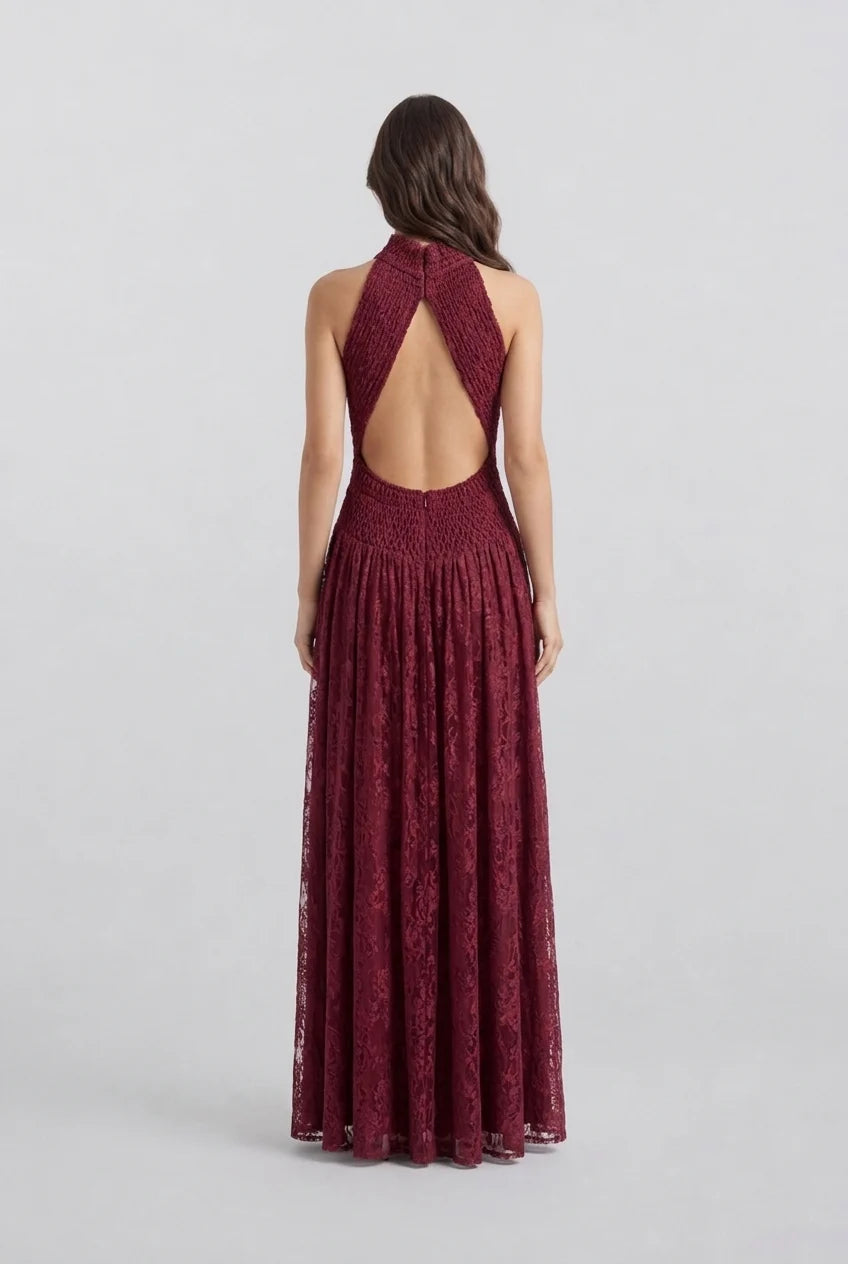 Abito lungo da sera bordeaux senza maniche, con scollo alto all'americana, plissé e tulle