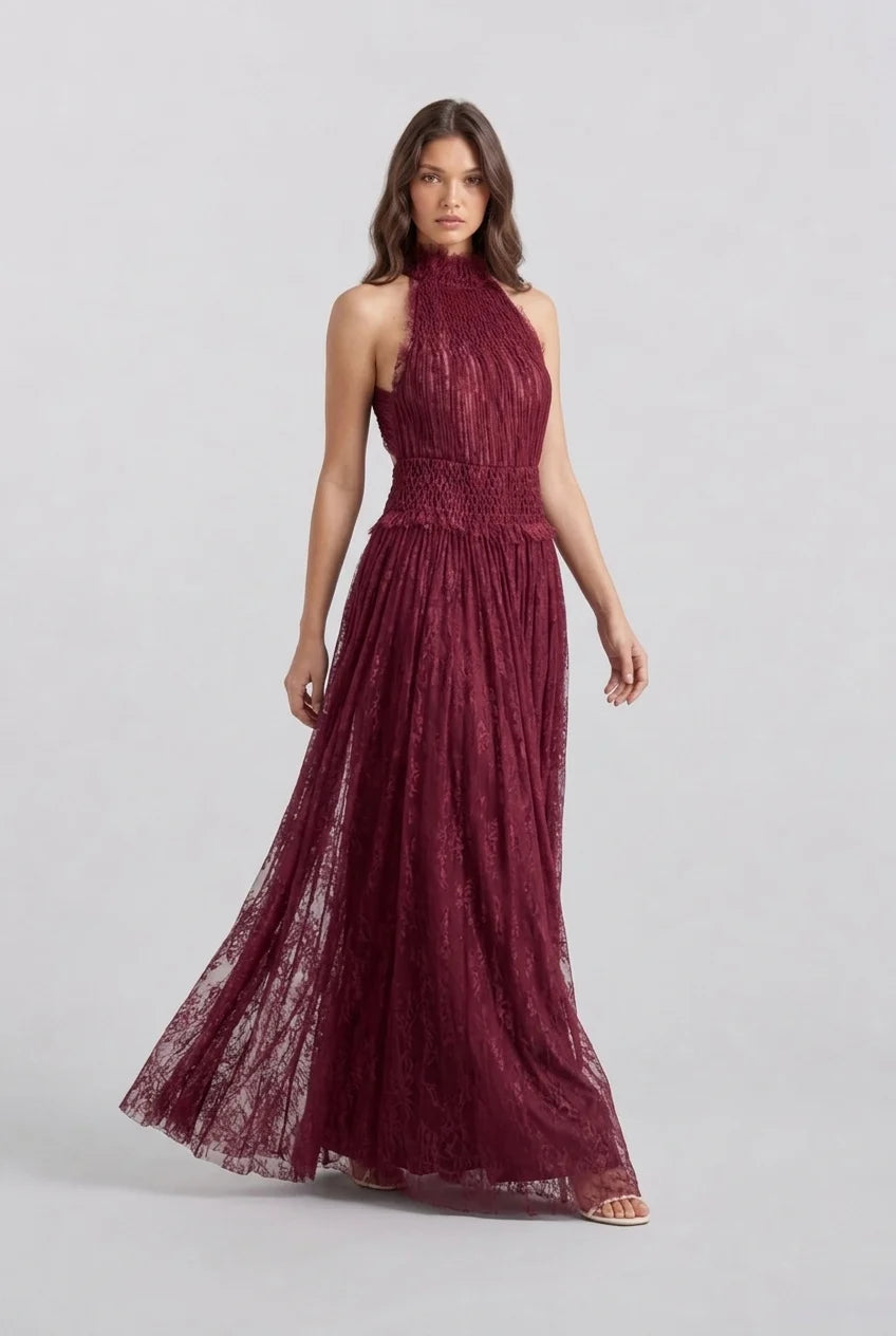 Abito lungo da sera bordeaux senza maniche, con scollo alto all'americana, plissé e tulle
