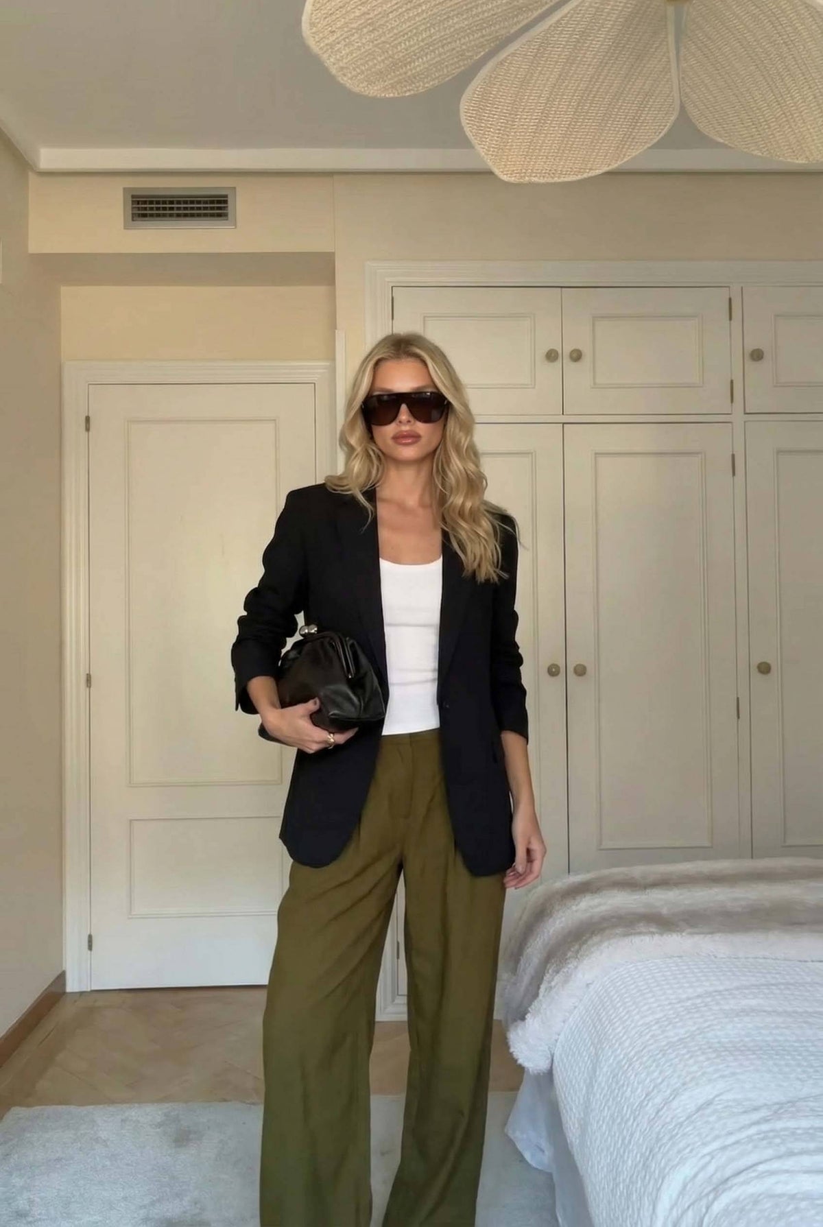 Minimalistischer Hosenanzug mit Blazer und Hose mit weitem Bein