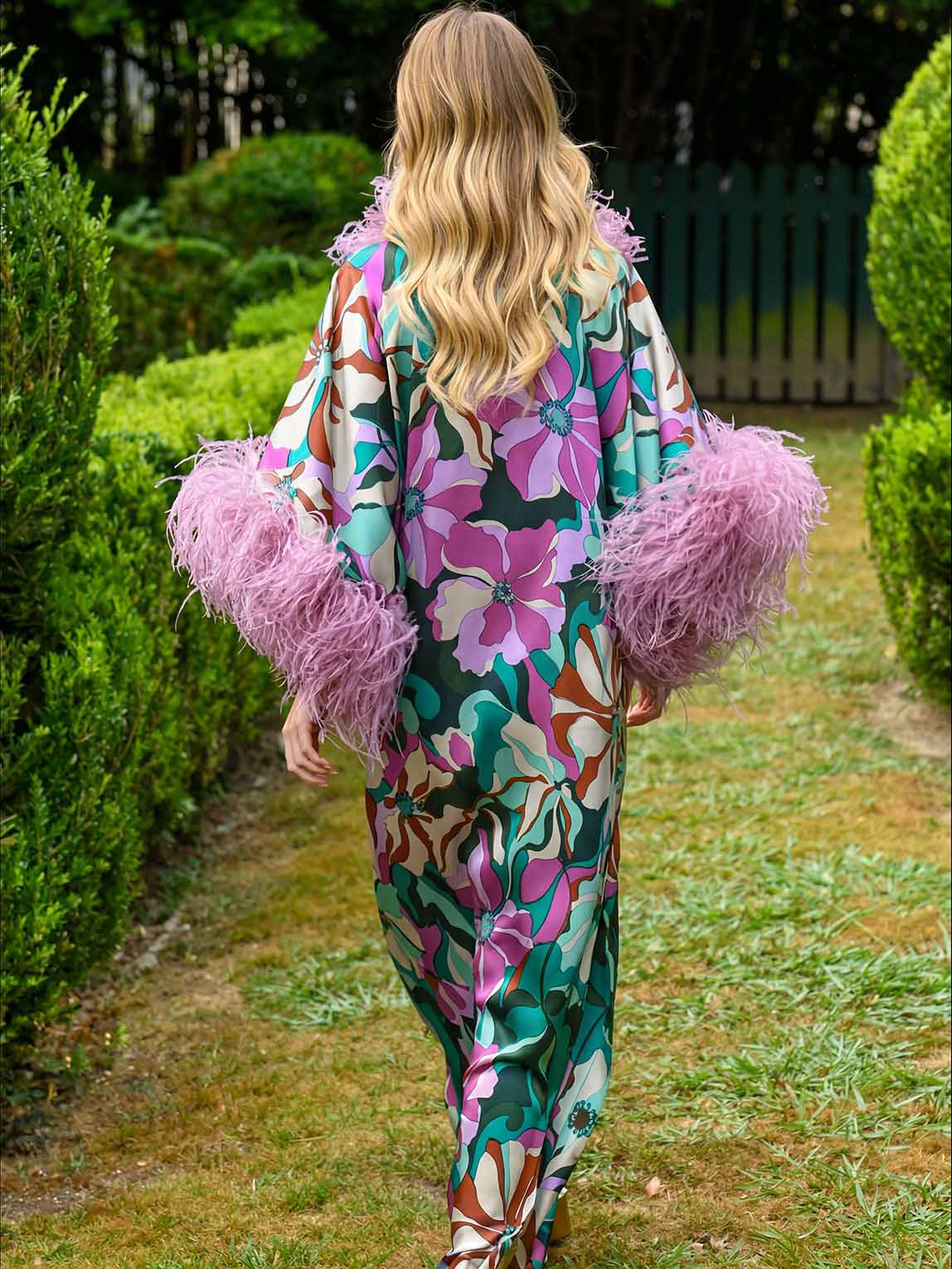 Vestido comprido elegante em cetim com estampado floral e punhos de penas
