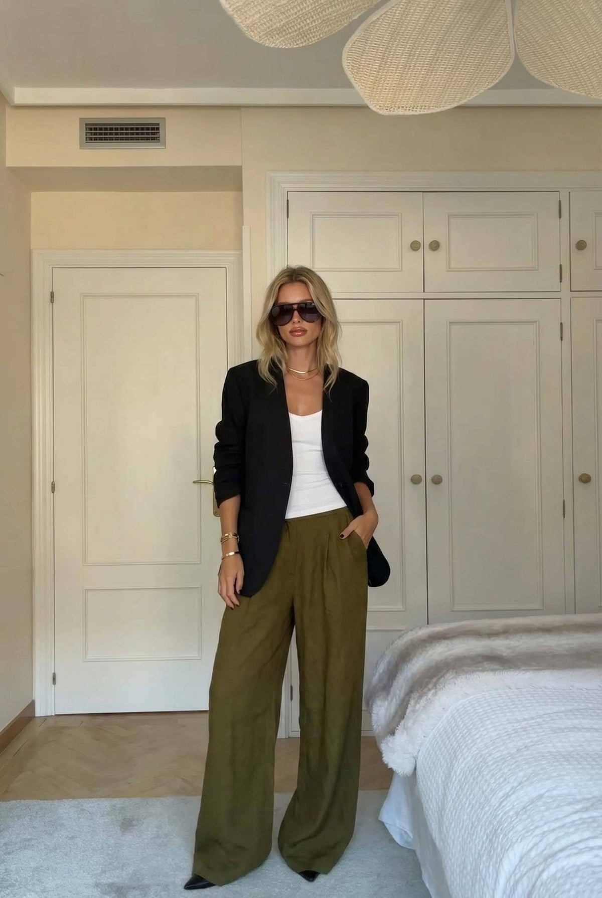 Minimalistischer Hosenanzug mit Blazer und Hose mit weitem Bein