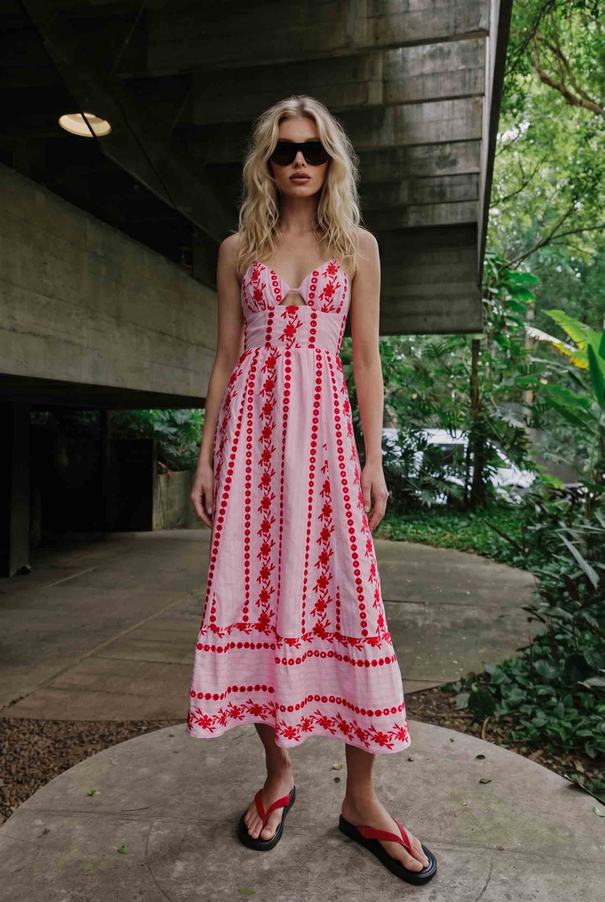 Midikleid mit Cut-out-Design und Spaghettiträgern