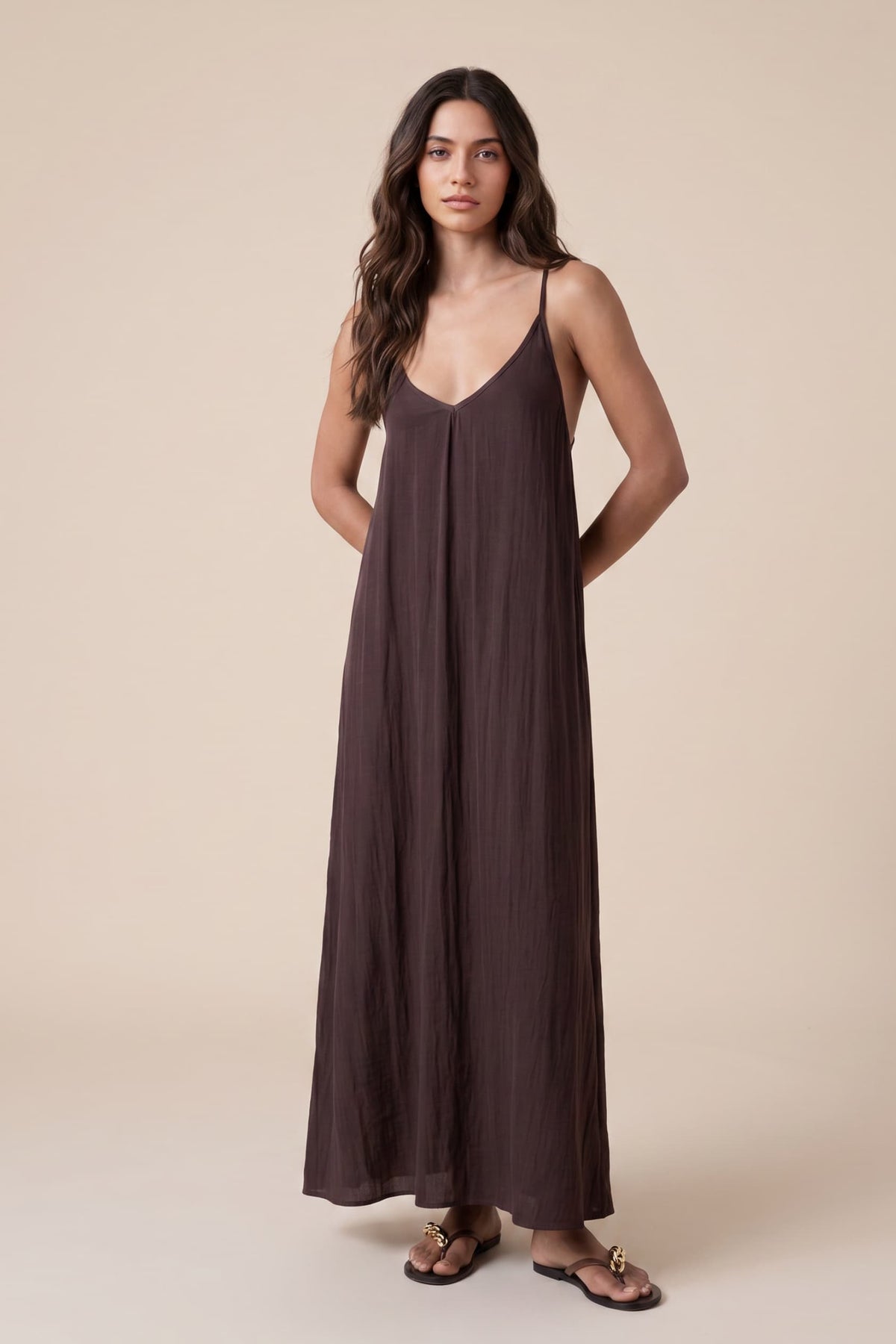 Robe longue à col en V et dos nu