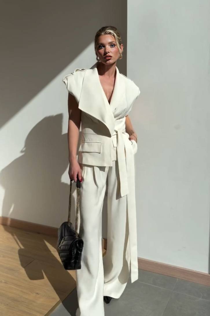 Set aus asymmetrischer Weste und Hose mit weitem Bein