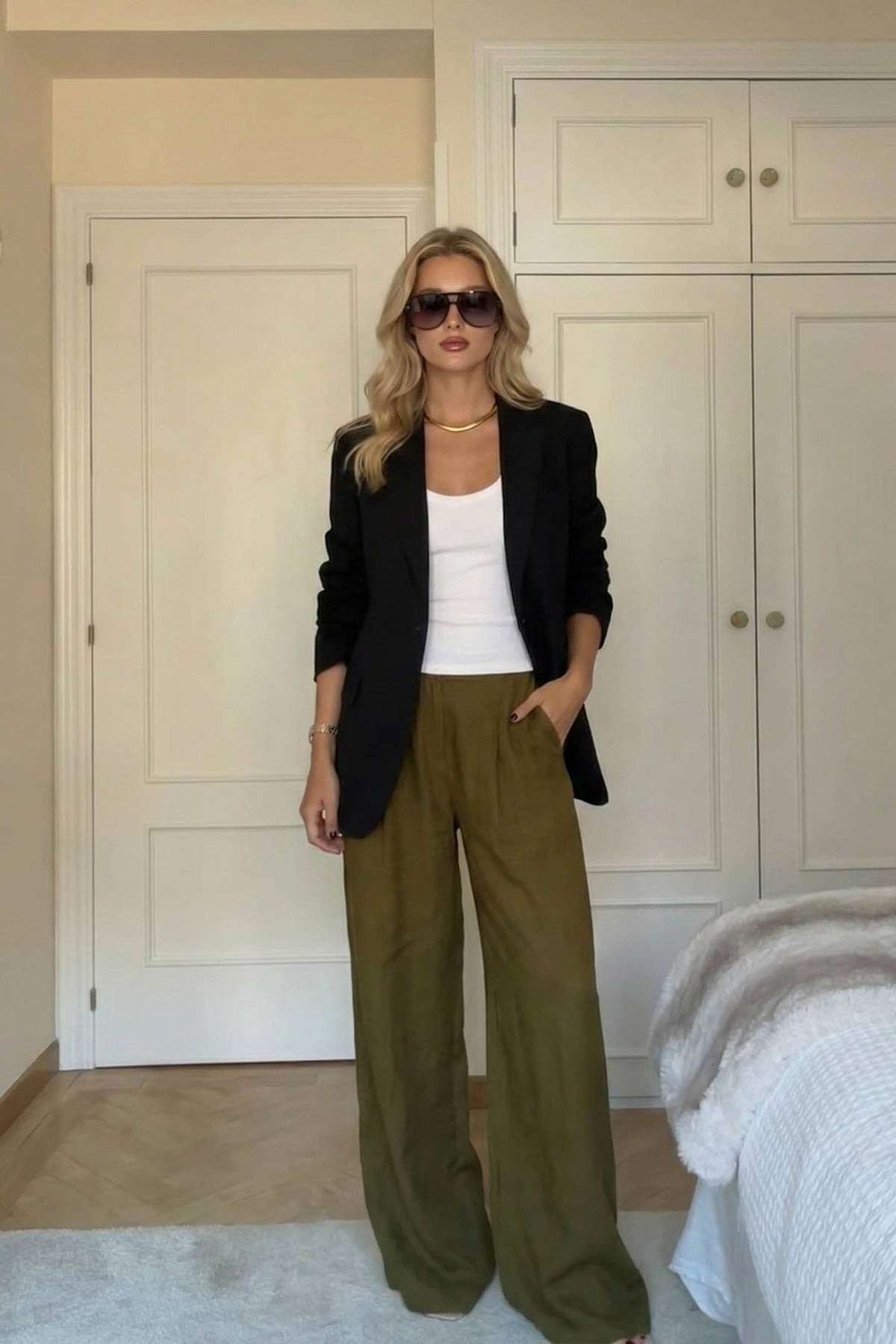 Minimalistischer Hosenanzug mit Blazer und Hose mit weitem Bein