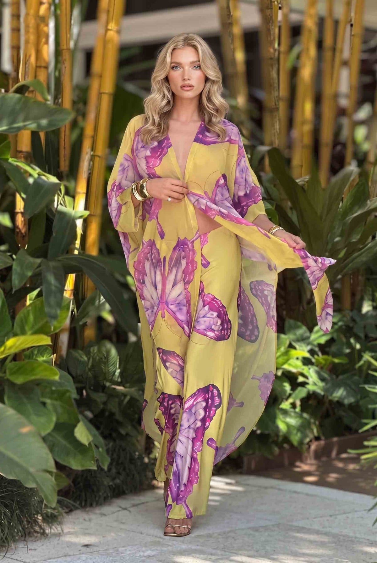 Completo con cardigan stampato a farfalle e pantaloni a gamba larga