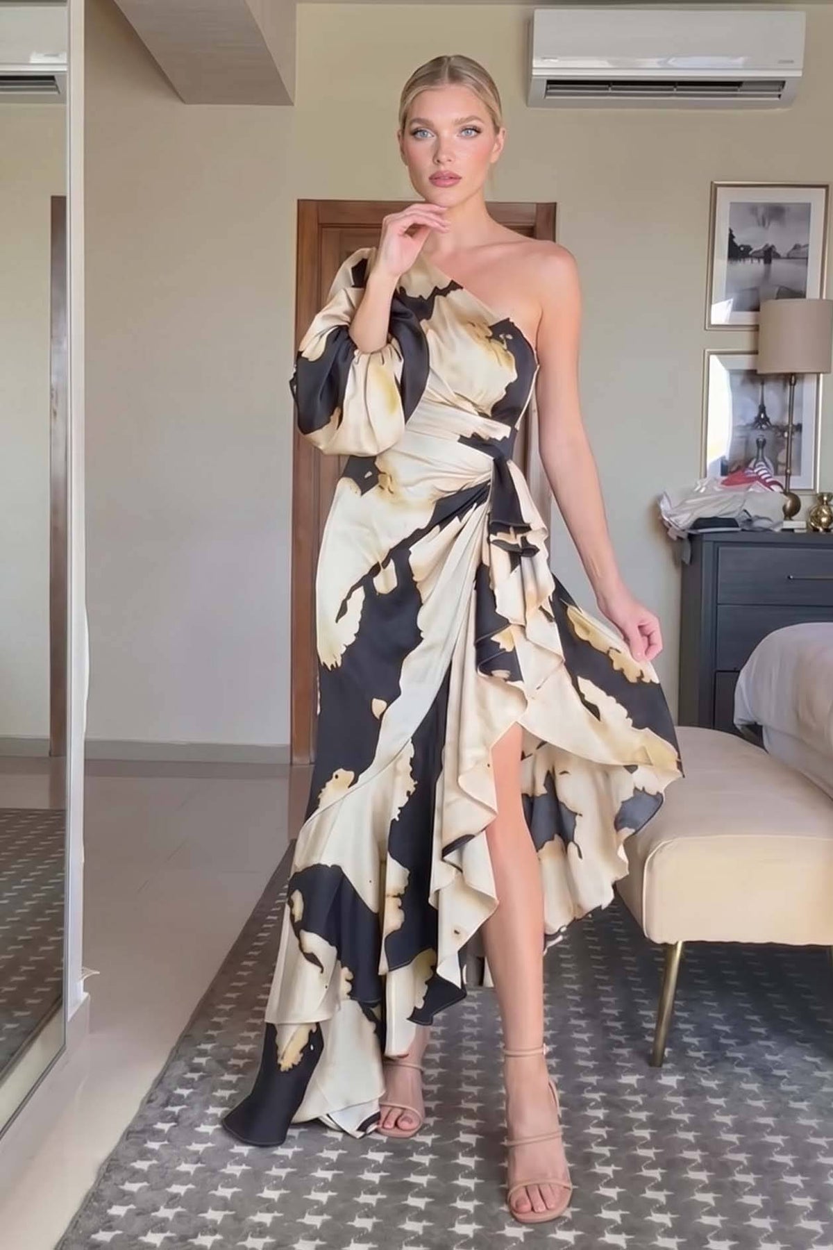 Maxikleid mit einem Ärmel und asymmetrischem Saum