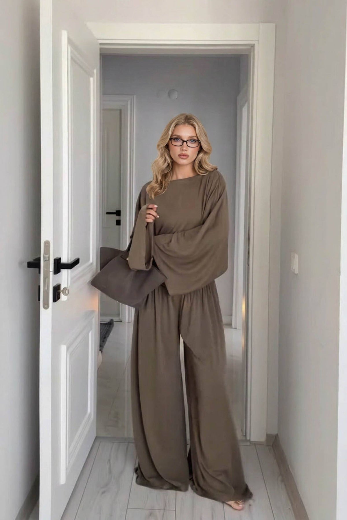Completo casual con maglietta a maniche lunghe e pantaloni a gamba larga