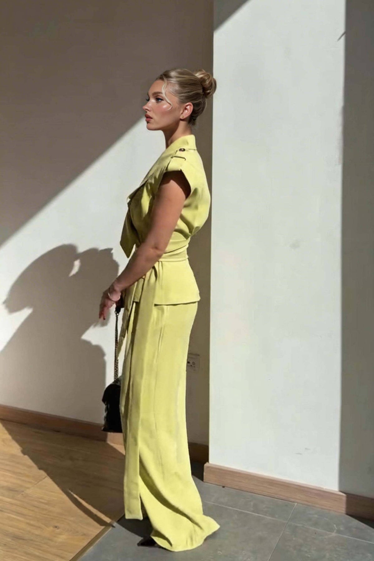 Set aus asymmetrischer Weste und Hose mit weitem Bein