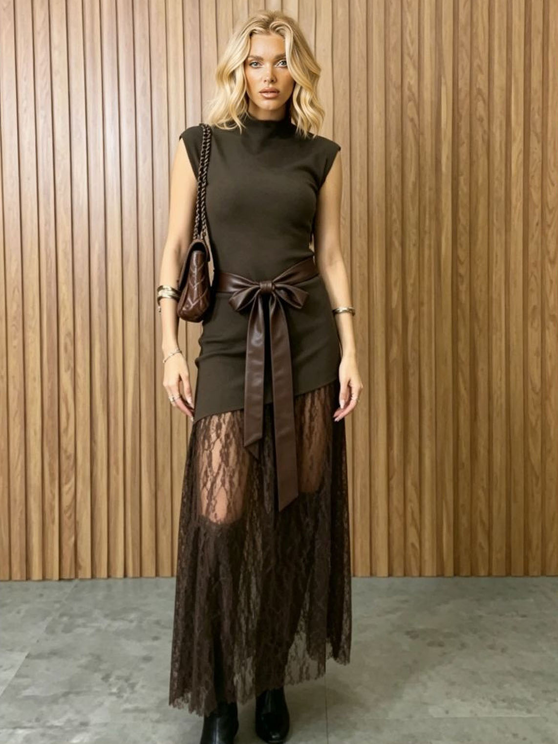 Ärmelloses Maxikleid mit Spitzeneinsätzen