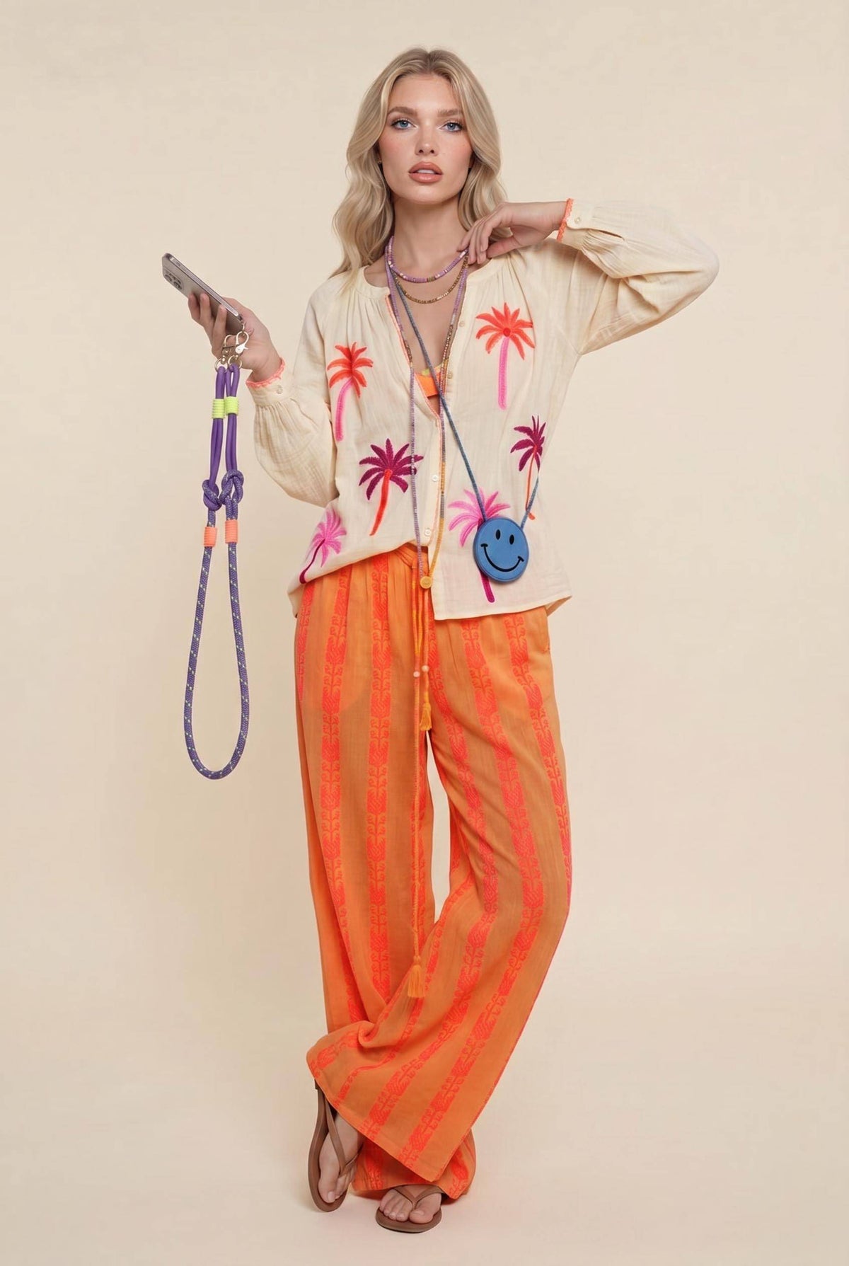 Completo con camicia floreale e pantaloni a gamba larga a righe