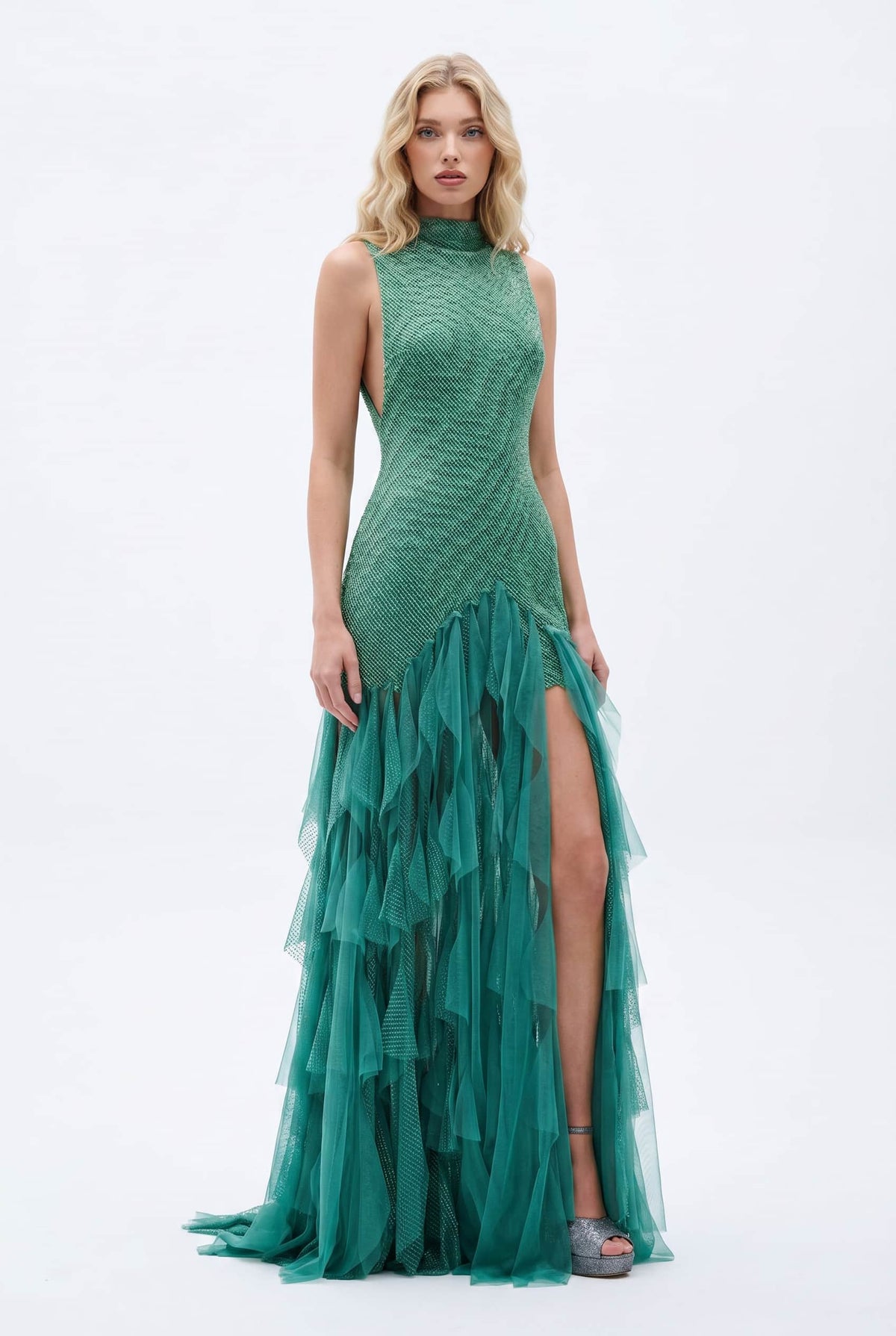 Vestido largo brillante sin espalda con diseño de borlas