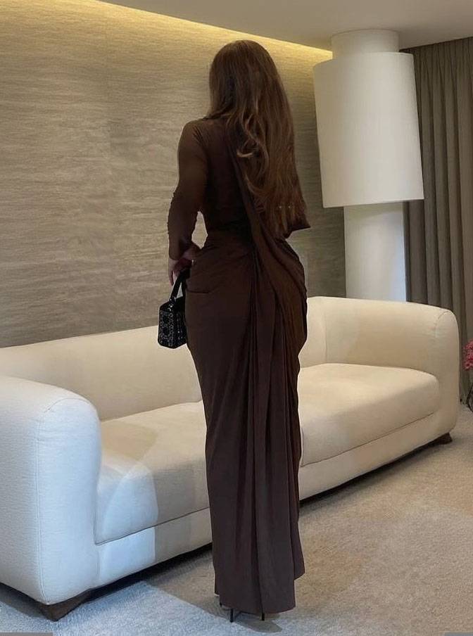 Vestido maxi de design assimétrico, plissado e de manga comprida