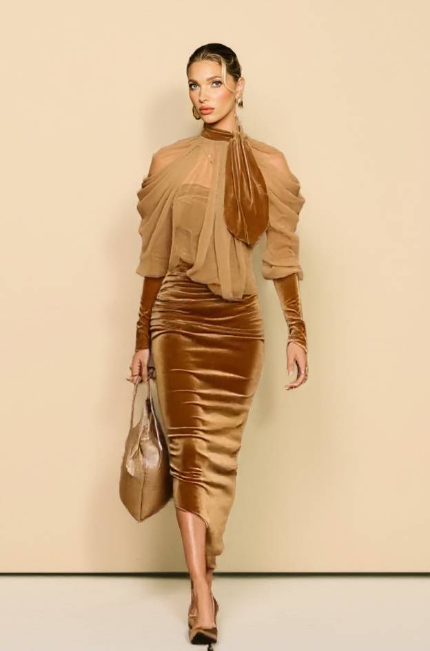 Kleid aus Samt und Tüll mit asymmetrischem Saum