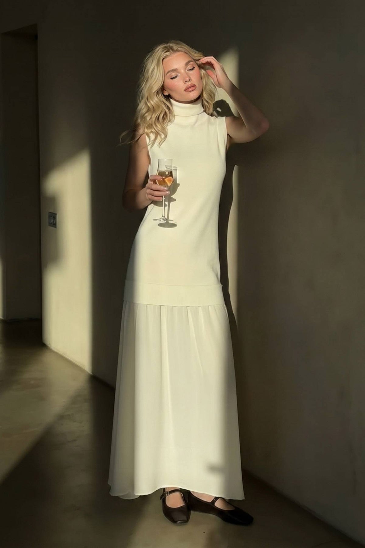 Ärmelloses Maxikleid mit hohem Kragen