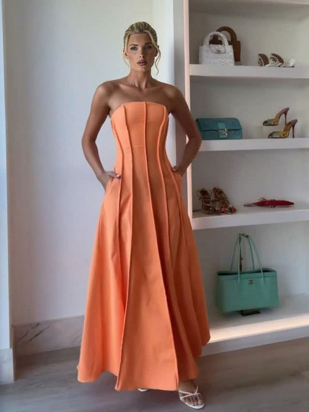 Elegante maxi abito a trapezio con corsetto senza spalline