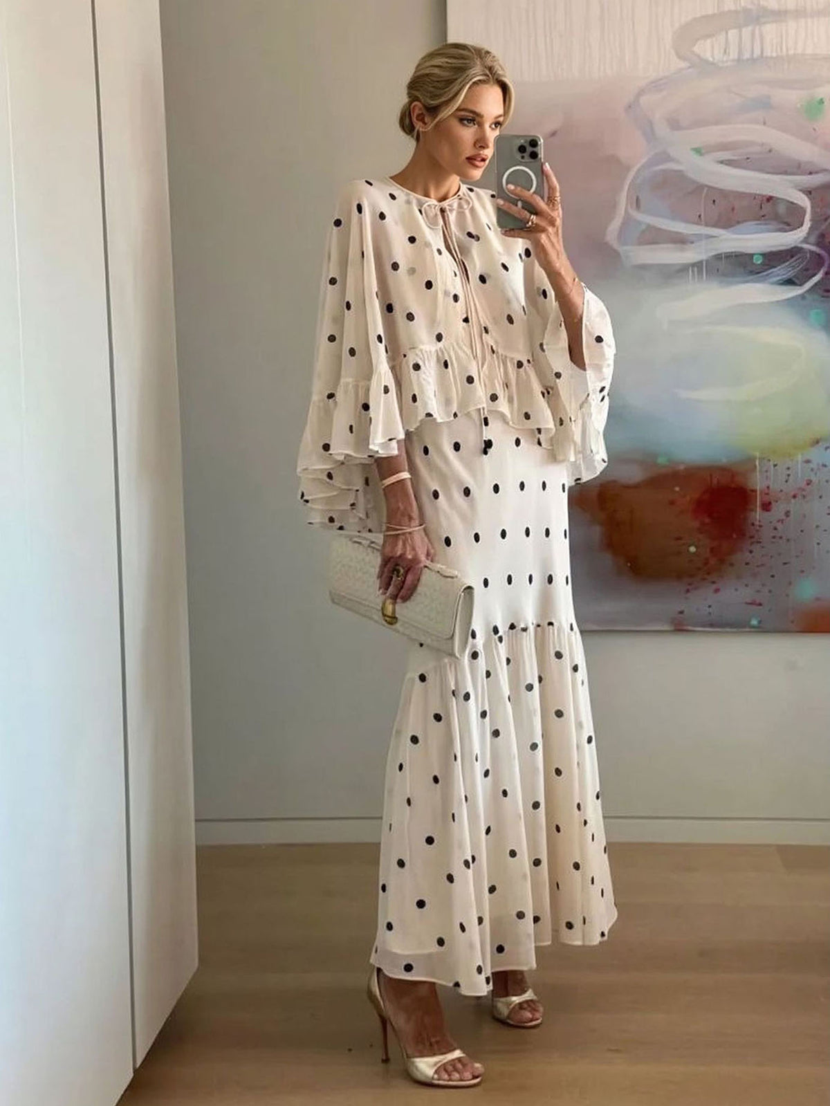 Maxi abito elegante in chiffon a pois, con volant a strati e mantella