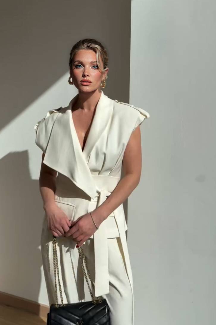 Set aus asymmetrischer Weste und Hose mit weitem Bein