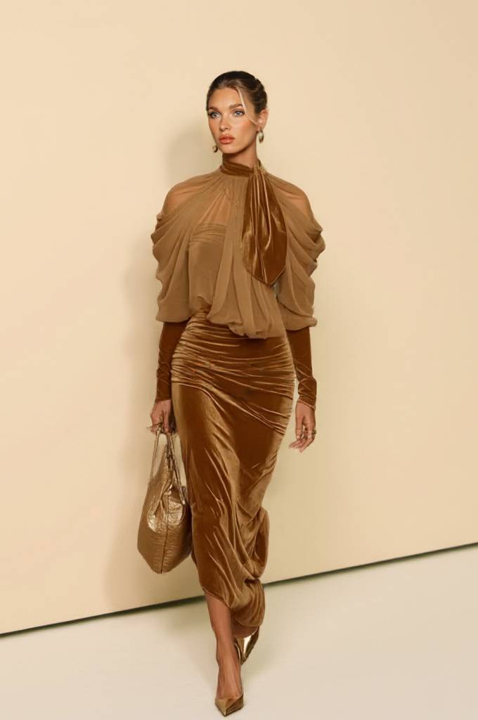 Kleid aus Samt und Tüll mit asymmetrischem Saum