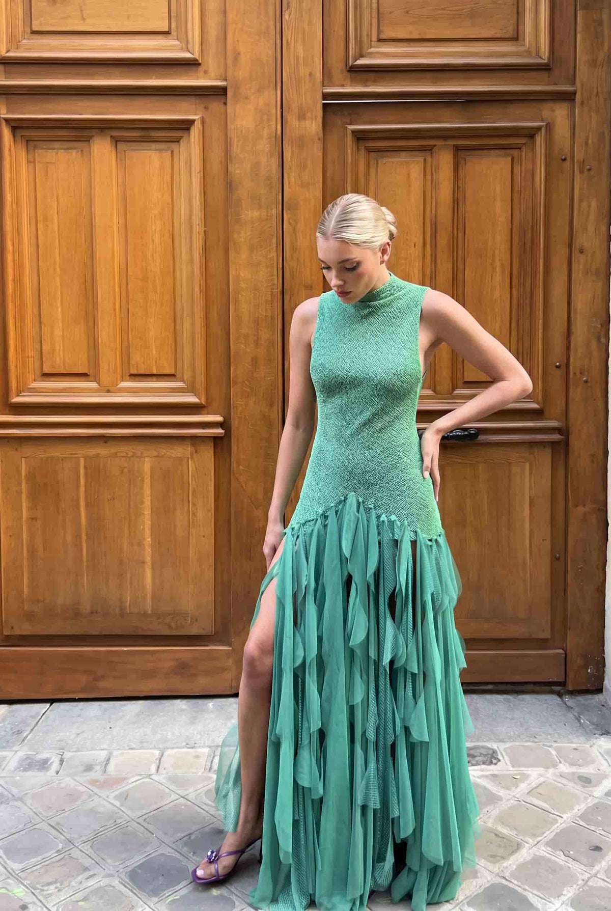 Vestido largo brillante sin espalda con diseño de borlas