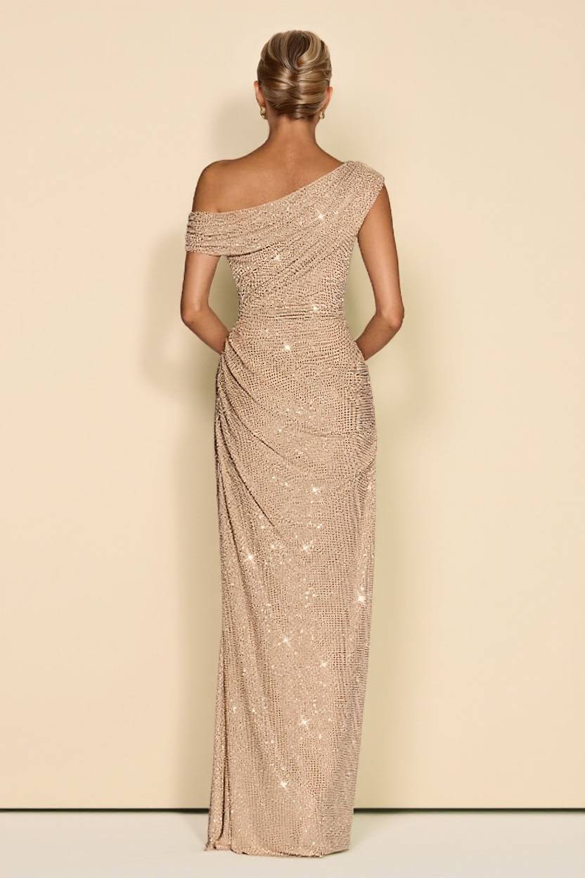 Vestido maxi brilhante plissado e com ombros descobertos