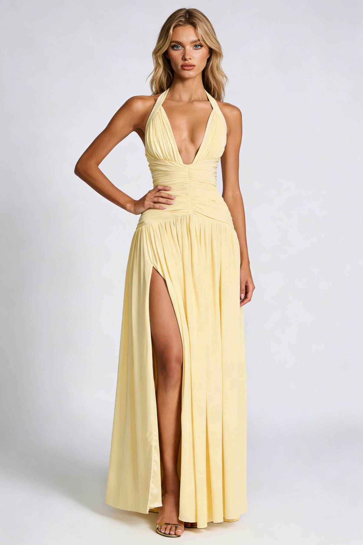 Maxikleid mit Neckholder, Plisseefalten und Schlitz