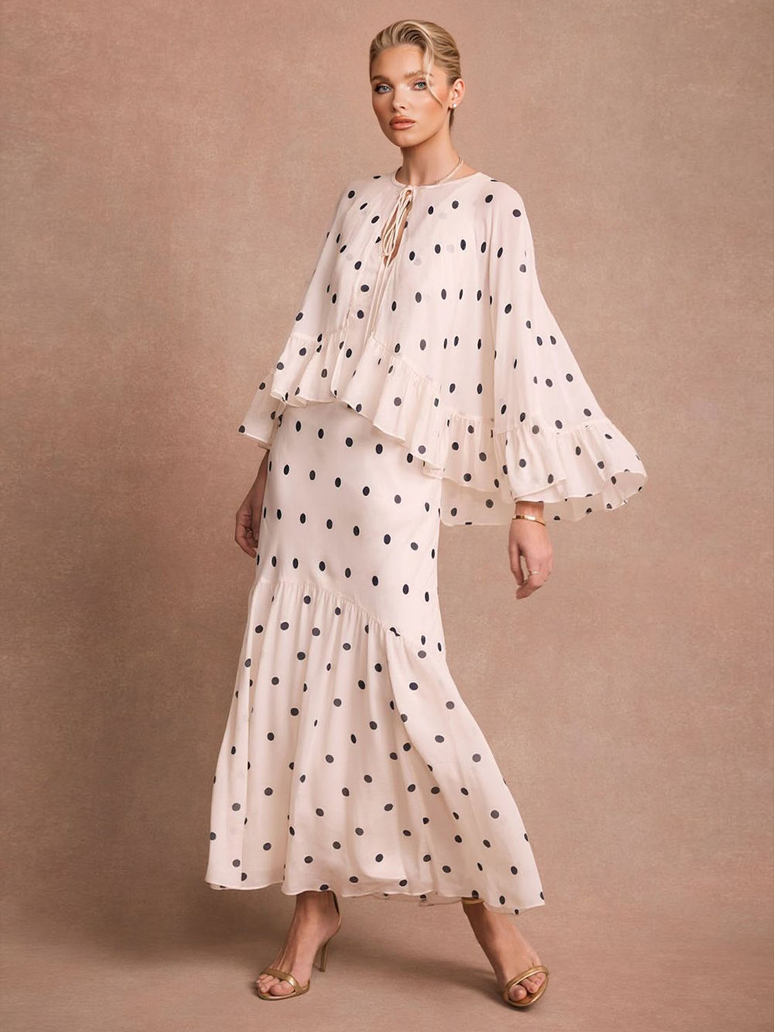 Maxi abito elegante in chiffon a pois, con volant a strati e mantella