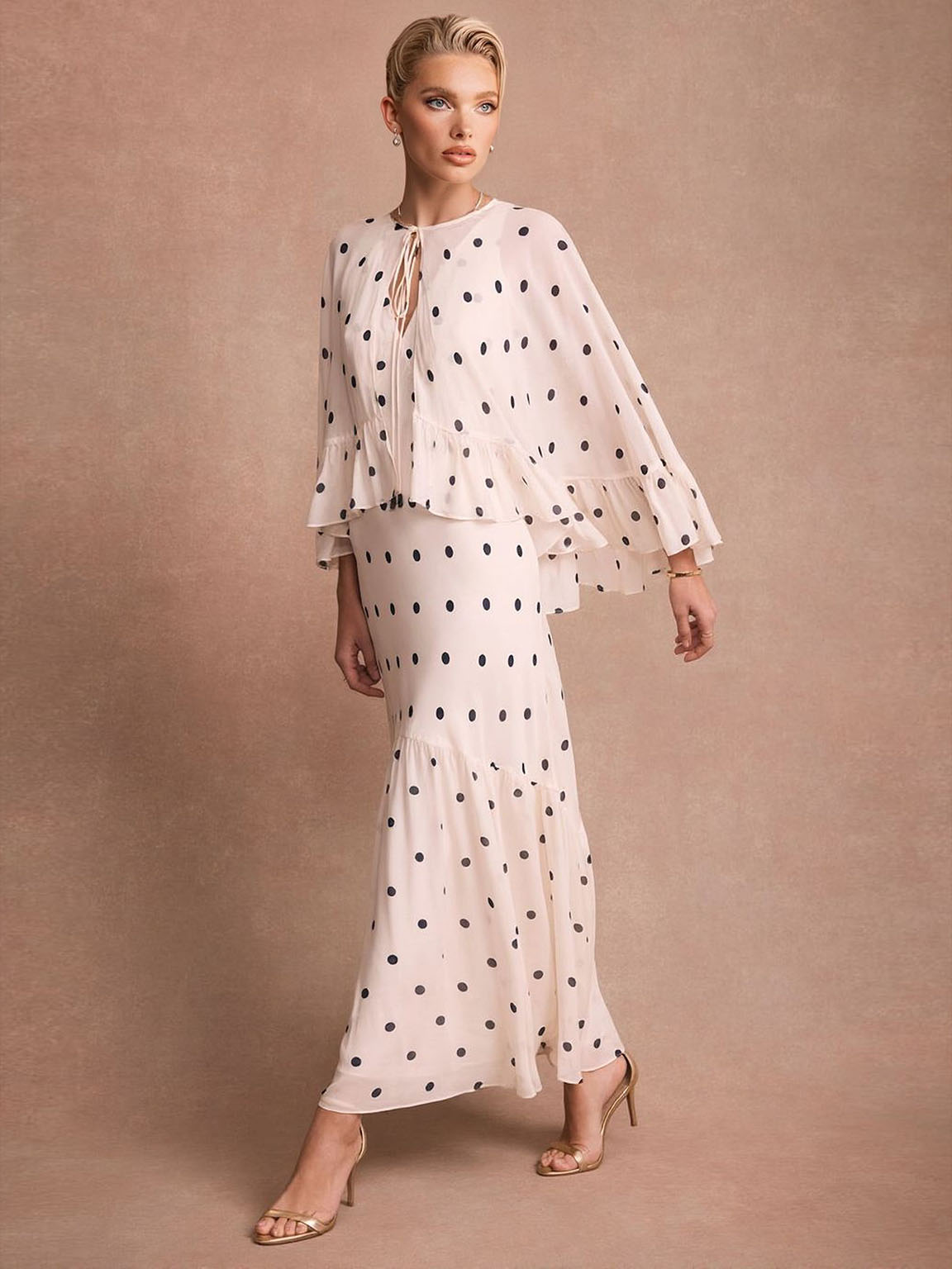 Maxi abito elegante in chiffon a pois, con volant a strati e mantella