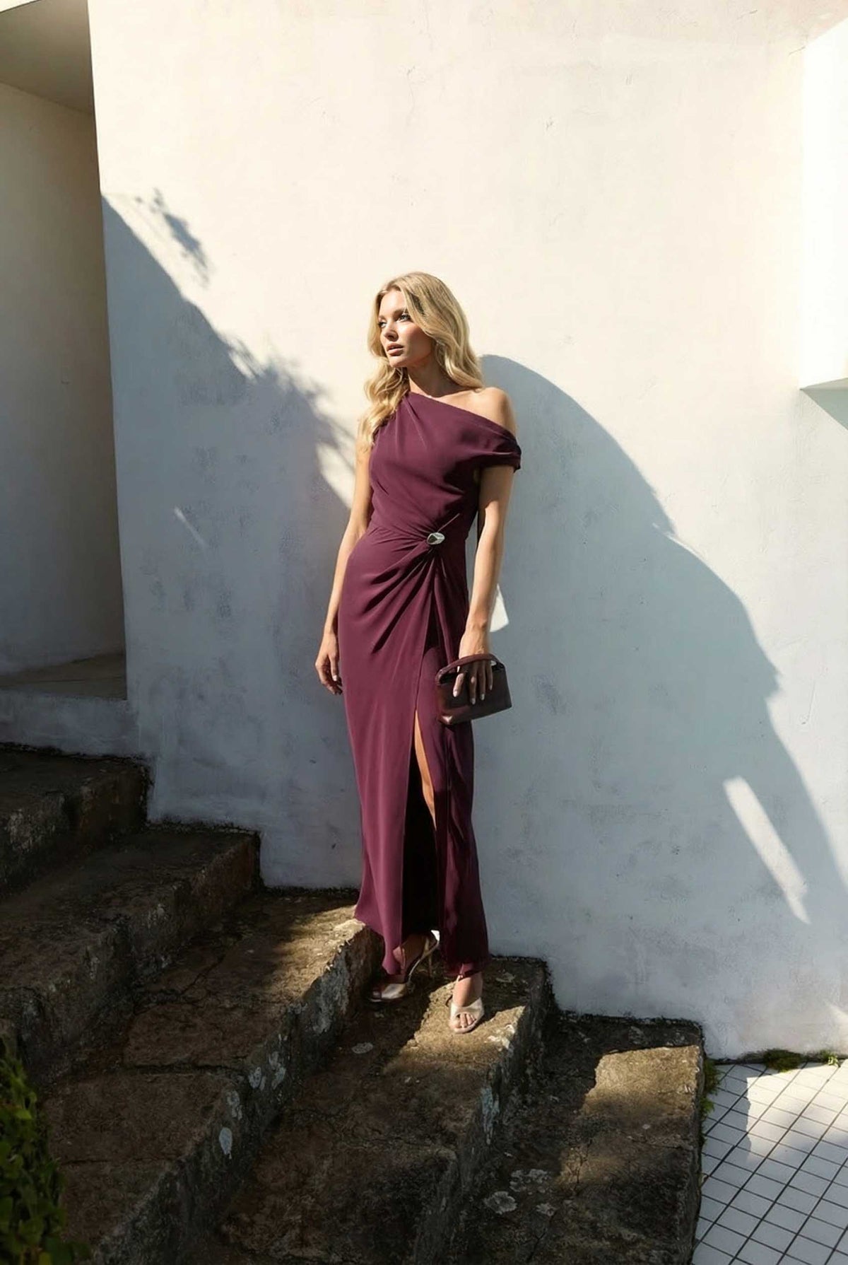 Vestido largo plisado con hombros descubiertos