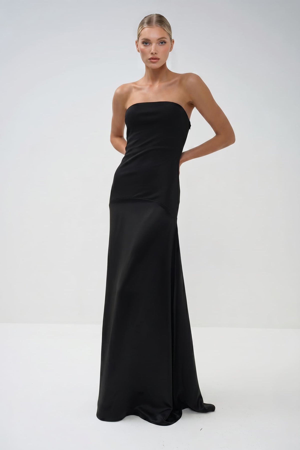 Conjunto elegante de duas peças com vestido comprido de cetim e sobreposição comprida de chiffon transparente