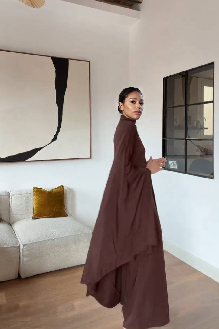 فستان ماكسي بياقة عالية وتصميم شال
