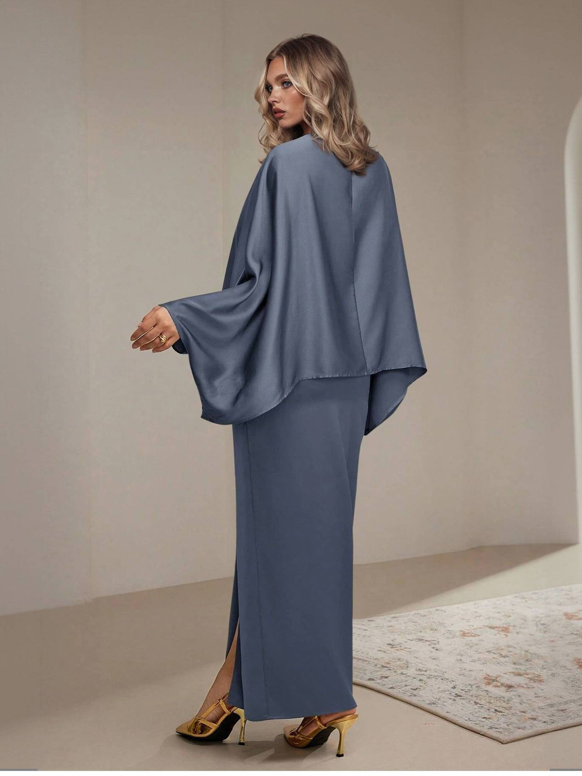 Conjunto minimalista de camisa larga e saia com atacadores