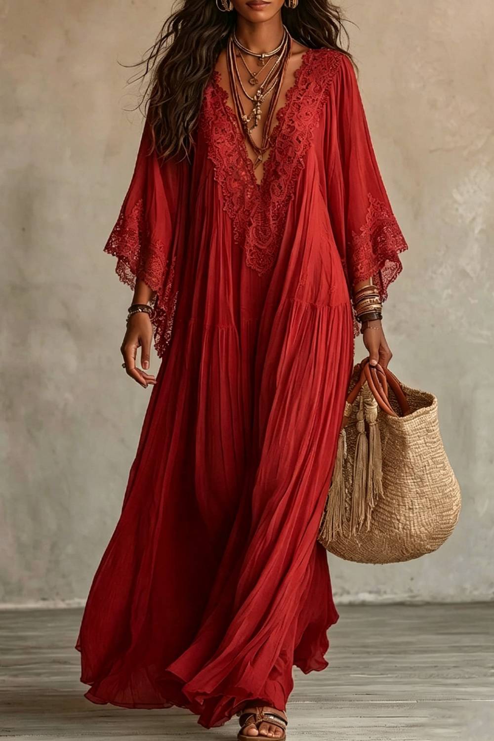 Langes Bohème-Kleid aus Spitze mit V-Ausschnitt und Trompetenärmeln