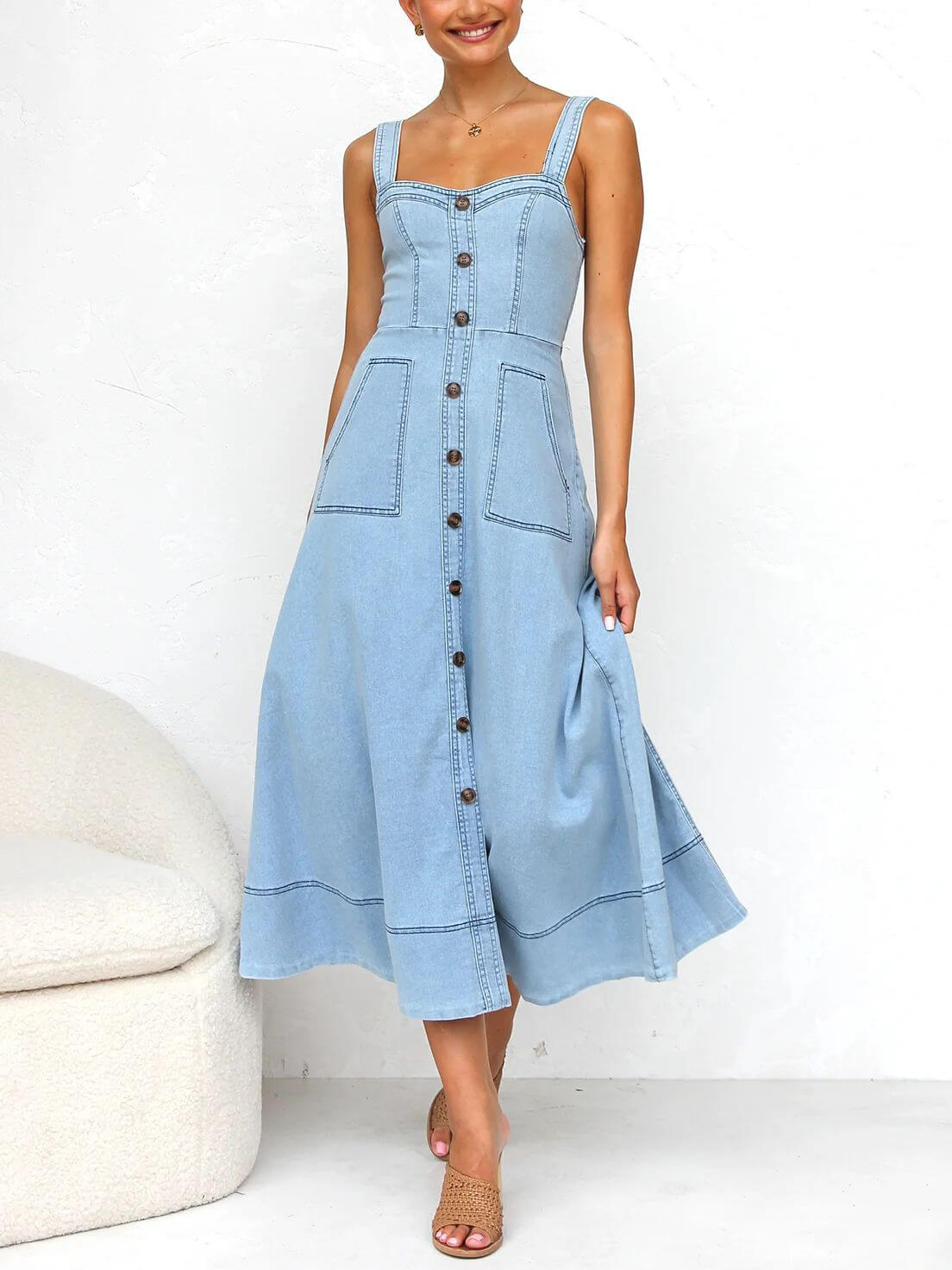 Vestido midi informal vaquero con tirantes y botones