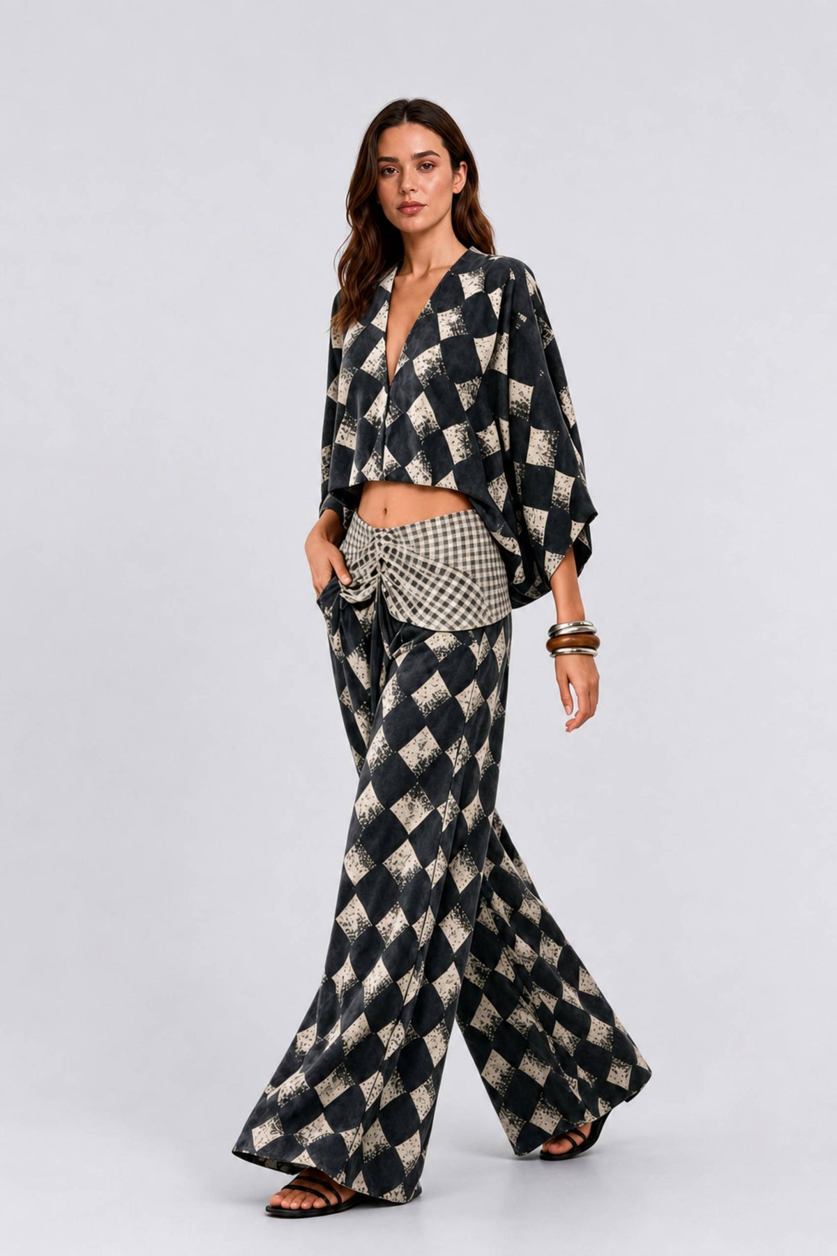 Zweiteiliges Set mit geometrischem Schwarz-Weiß-Print - Boho-Chic-Hose mit weitem Bein und Croptop